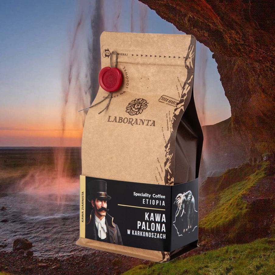 Półkilowe opakowanie kawy ziarnistej speciality Etiopia Yirgacheffe z boku z rzemieślniczą pieczęcią.