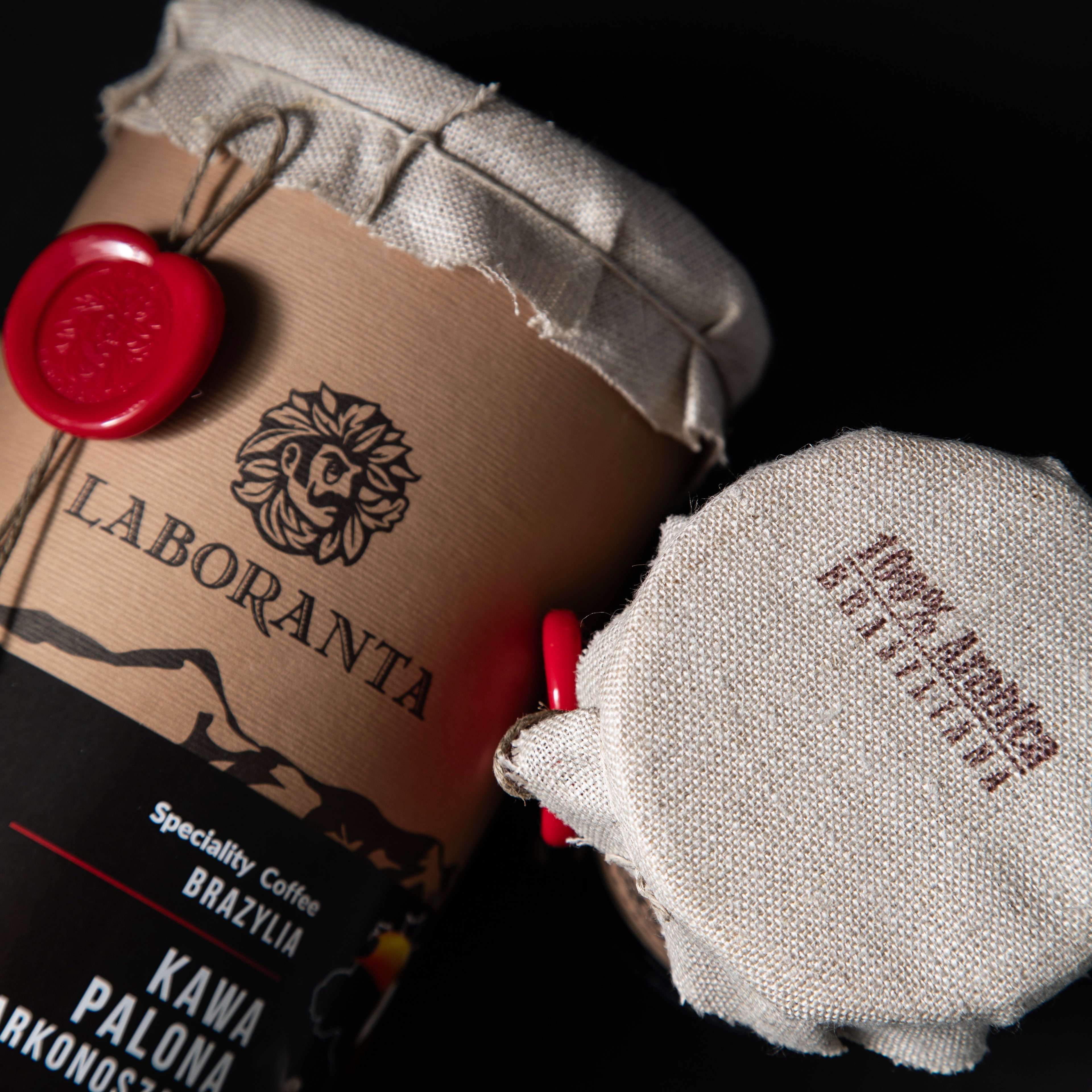 Kawa w opakowaniu ozdobnym